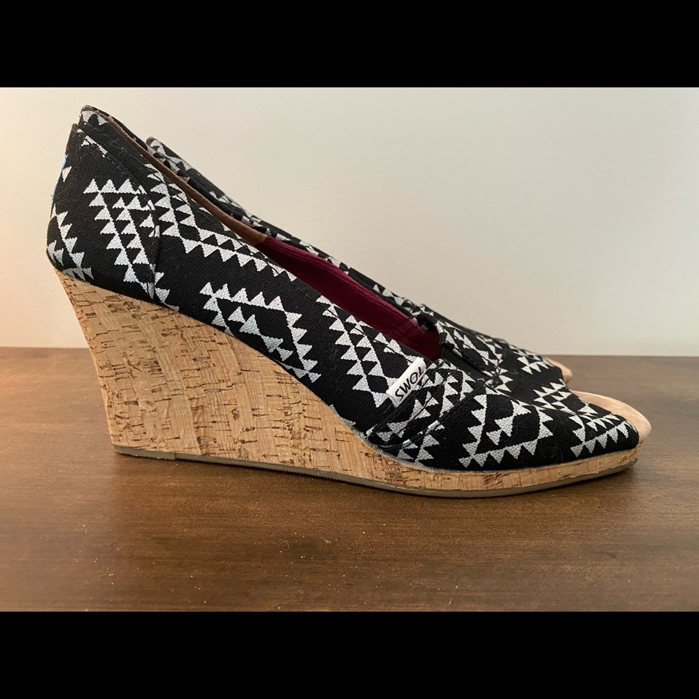 Excellent condition TOMS Cork Peep Toe Wedges sz 12 Black w/Silver Pattern